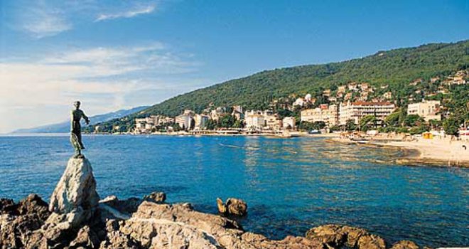 Masturbirao nasred plaže pa policajca bacio u more!