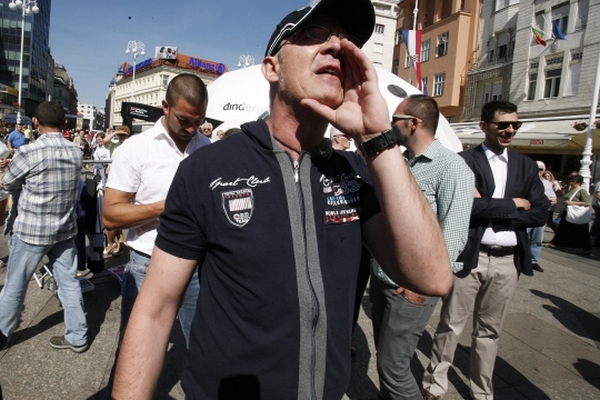 Građanin Bandiću: 'Zaposli mene, dobro se uvlačim u dupe!', Bandić: 'Može!'