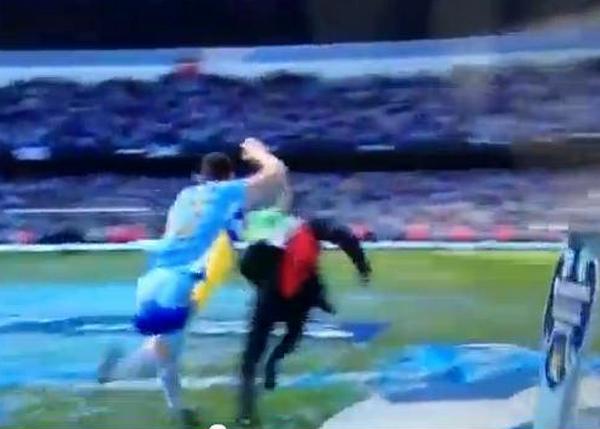 Pogledajte kako Edin Džeko sa &scaron;ampanjcem juri Mancinija