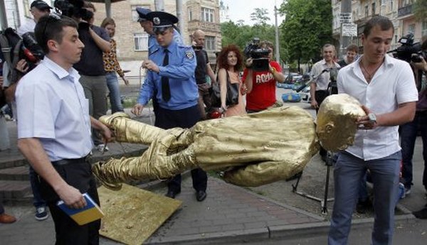 Policija uklonila statuu Staljina koji urinira