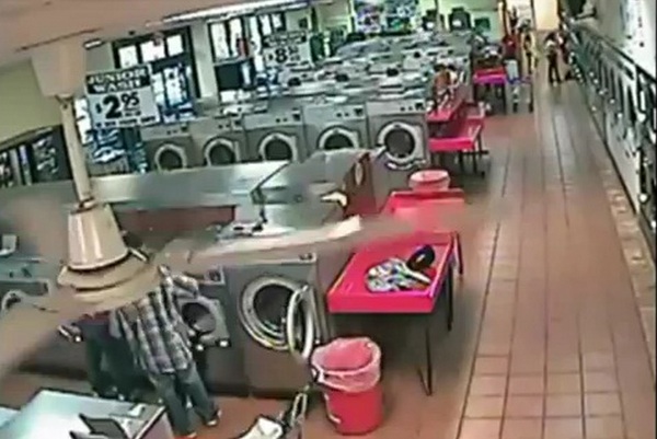 Roditelji ubacili dijete u ve&scaron;-ma&scaron;inu, kad je počela raditi uhvatila ih panika