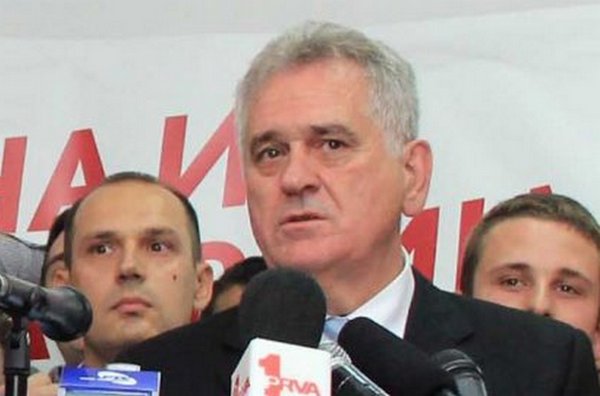 Toma Nikolić slavio izbornu pobjedu sa 'doktorom smrti'