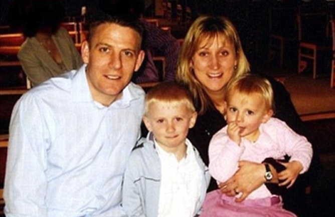 otac bacio dvoje djece s prozora - Italija