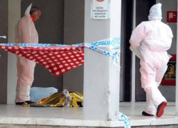 otac bacio dvoje djece s prozora - Italija