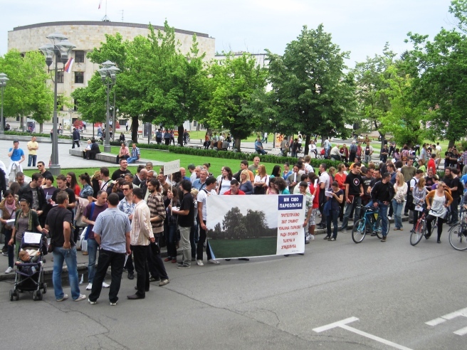 Oko 300 građana Banje Luke okupilo se danas ispred zgrade gradske