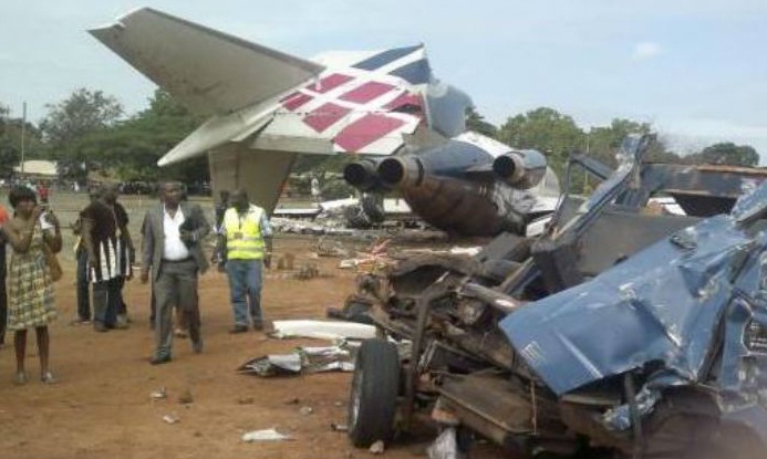 na zgradu u lagosu se sru&scaron;io avion/ foto: twitter