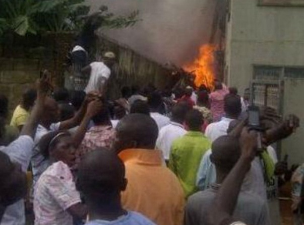 na zgradu u lagosu se sru&scaron;io avion/ foto: twitter