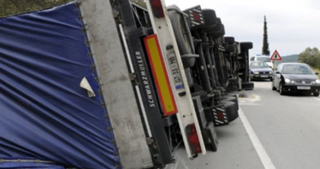 Zbog udesa potpuno prekinut saobraćaj Tuzla - Orašje, prevrnuo se kamion na putu Šićki Brod - Živinice