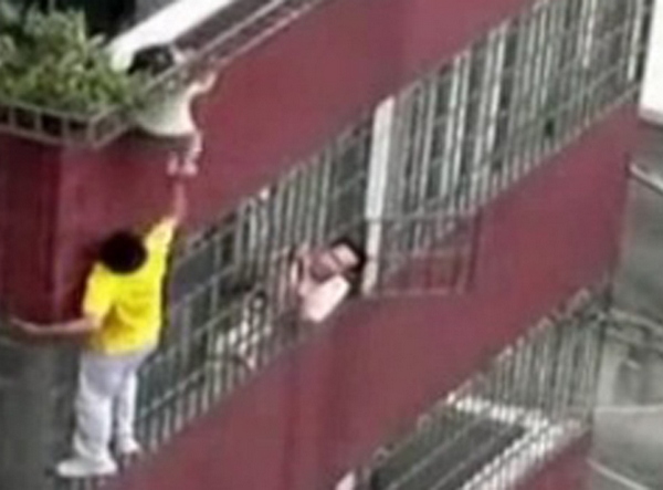 Pogledajte kako je susjed spasio dijete koje je visilo sa zaglavljenom glavom 