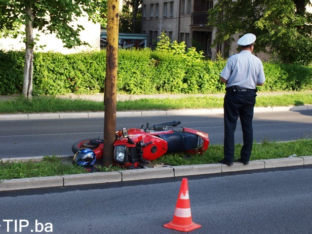Motorom se zabio u stub/ Foto: Tip.ba
