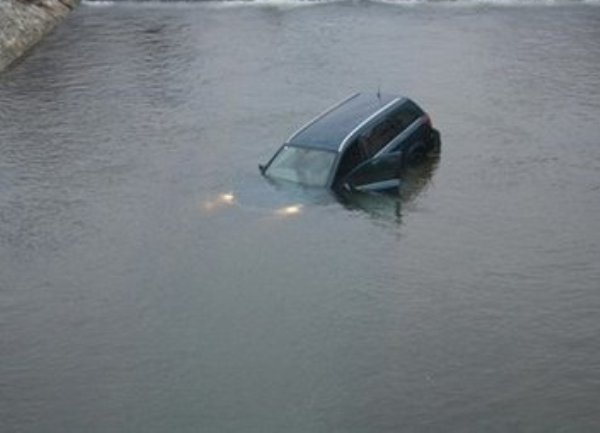 automobil u rijeci ilustracija