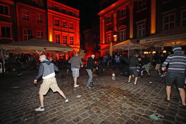 Policija sinoć uhapsila 14 navijača 