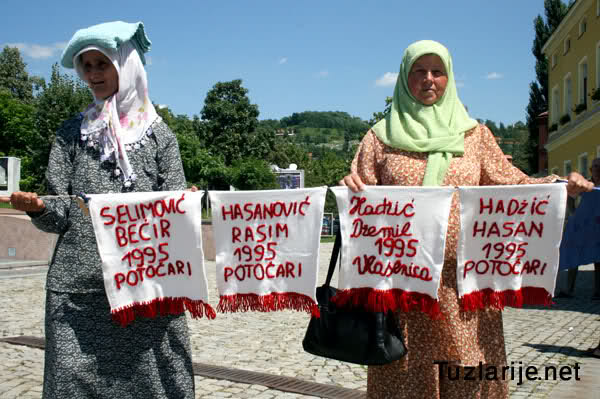 Protestna &scaron;etnja Udruženja 'Žene Srebrenice'