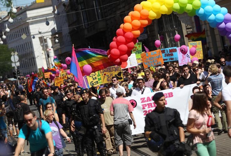 Uz podr&scaron;ku bubnjeva, zviždaljki i zastave duginih boja krenula Parada ponosa