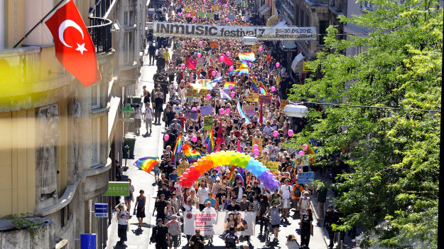 Uz podr&scaron;ku bubnjeva, zviždaljki i zastave duginih boja krenula Parada ponosa