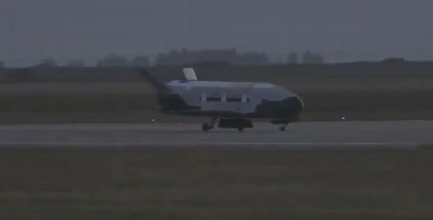 Američki robotski svemirski avion napokon se vratio na Zemlju Američki robotski svemirski avion napokon se vratio na Zemlju