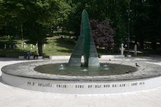Spomenik ubijenoj djeci Sarajeva - slova/ Foto: DEPO PORTAL Spomenik ubijenoj djeci Sarajeva - slova/ Foto: DEPO PORTAL