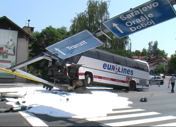 Centrotransov autobus se zabio u semafor u Tuzli/ Foto: RTV Slon