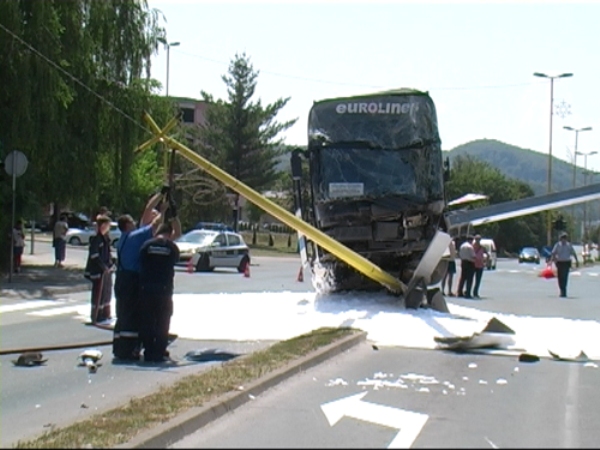 Centrotransov autobus se zabio u semafor u Tuzli/ Foto: RTV Slon Centrotransov autobus se zabio u semafor u Tuzli/ Foto: RTV Slon