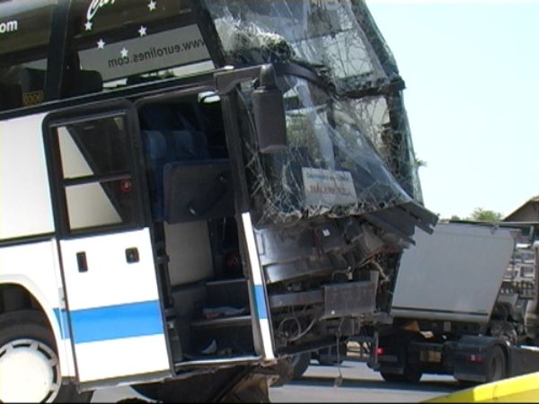 Centrotransov autobus se zabio u semafor u Tuzli/ Foto: RTV Slon Centrotransov autobus se zabio u semafor u Tuzli/ Foto: RTV Slon