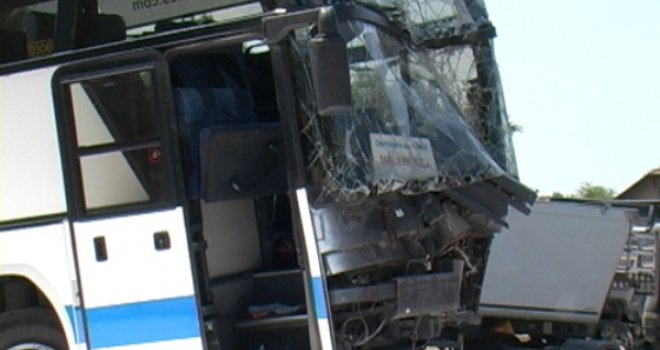 Autobus Centrotransa nadomak Hadžića sletio s ceste i zabio se u kuću, više osoba povrijeđeno 