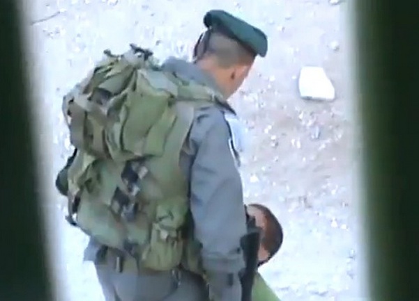 izraelski vojnik tuče palestinskog dječaka