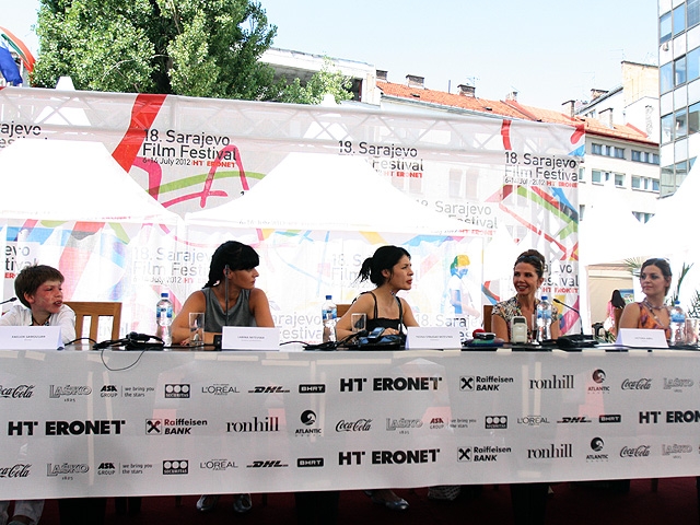 Žena koja je obrisala suze press