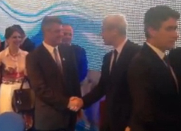 Hashim Thaci i Boris Tadić - rukovanje Hashim Thaci i Boris Tadić - rukovanje