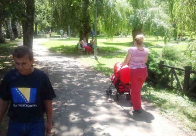 građani u hladu traže spas od vrućina/ Foto: Anadolija