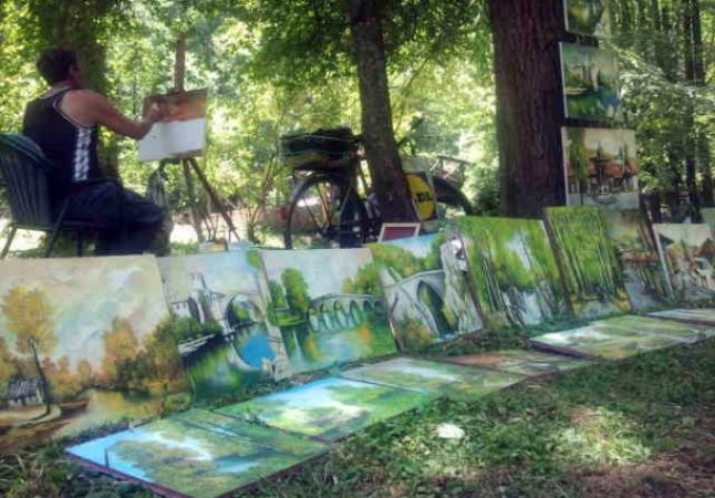 građani u hladu traže spas od vrućina/ Foto: Anadolija