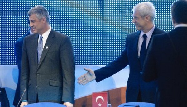 Rukovanje Tačija i Tadića