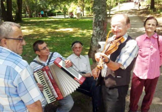 građani u hladu traže spas od vrućina/ Foto: Anadolija