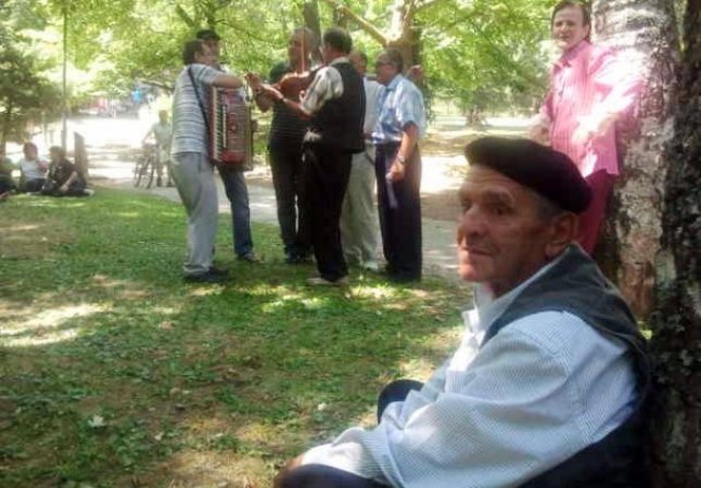 građani u hladu traže spas od vrućina/ Foto: Anadolija