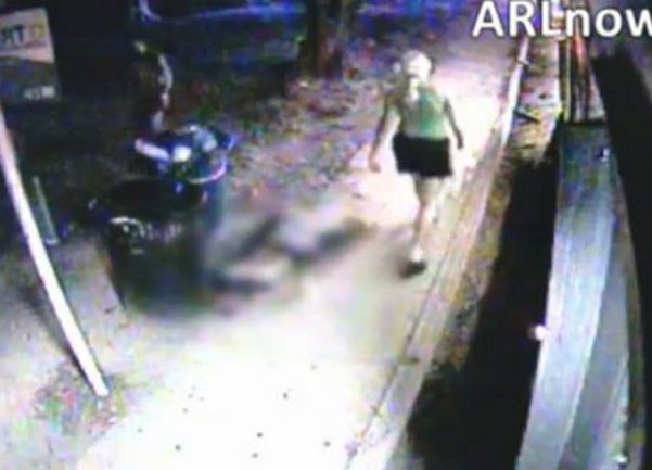 covjek lezi kraj puta