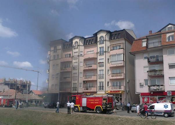 Gori zgrada u Bijeljini/ Foto: Srna