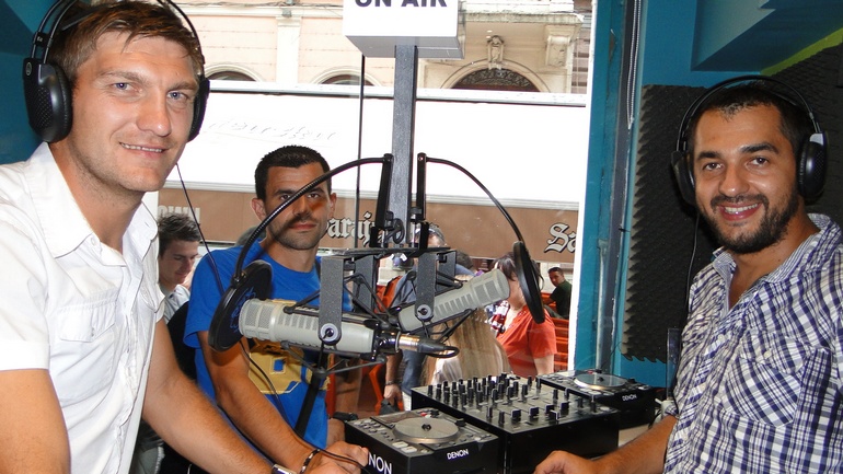 Druženje igrača i stručnog štaba FK Sarajevo u Radio Cafeu RSG-a Druženje igrača i stručnog štaba FK Sarajevo u Radio Cafeu RSG-a