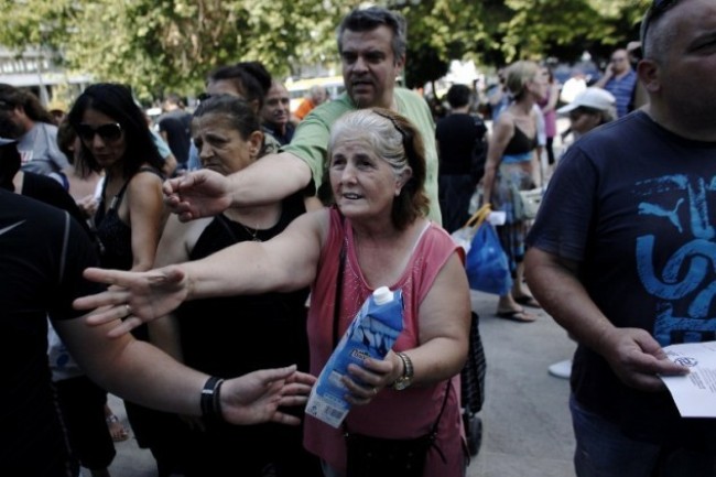 Zlatna zora dijeli hranu Grcima