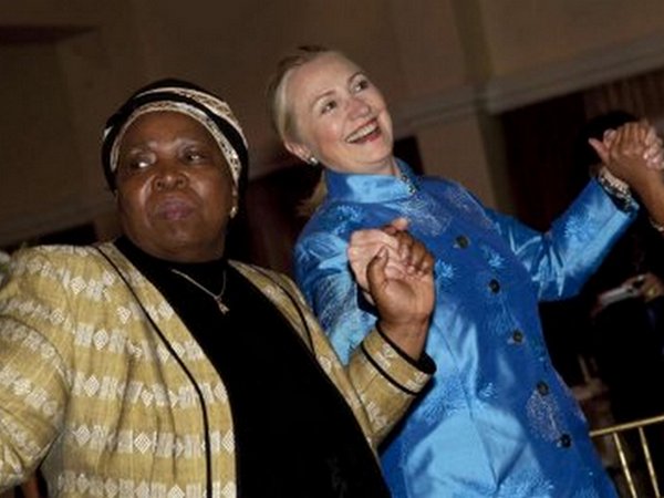 Hillary pleše Hillary pleše