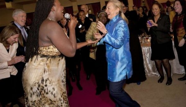 Hillary pleše Hillary pleše