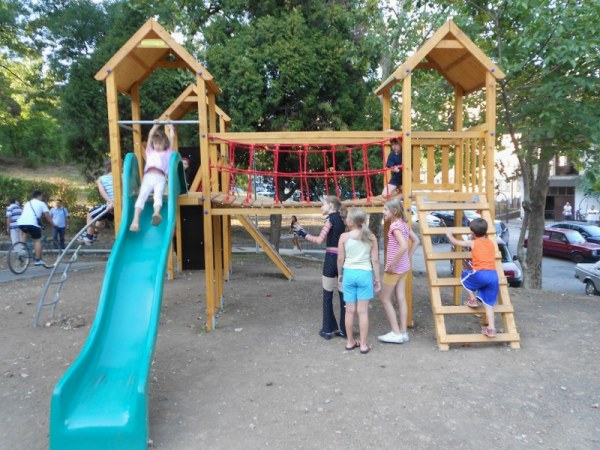 Svečano otvoreno igralište za djecu sa sportskim terenom u Tušnju Svečano otvoreno igralište za djecu sa sportskim terenom u Tušnju