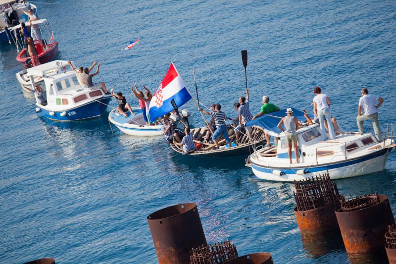 Lađama i brodicama napravili 'živi' Pelješki most Lađama i brodicama napravili 'živi' Pelješki most