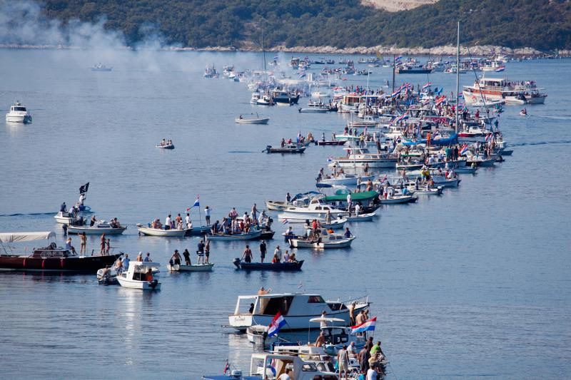 Lađama i brodicama napravili 'živi' Pelješki most Lađama i brodicama napravili 'živi' Pelješki most