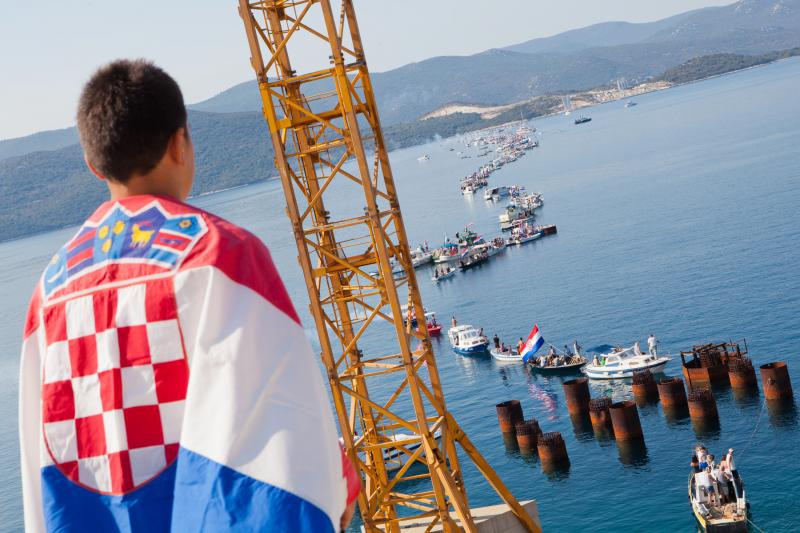 Lađama i brodicama  napravili 'živi' Pelje&scaron;ki most