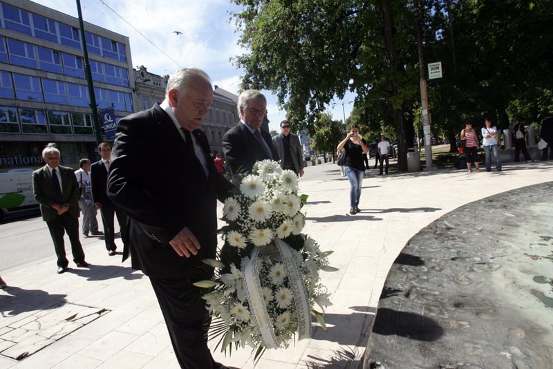 Gradonačelnik Barcelone Xavier Trias zajedno sa svojim sarajevskim kolegom Alijom Behmenom danas je odao počast i položio cvijeće na Spomen-obilježje ubijenoj djeci Gradonačelnik Barcelone Xavier Trias zajedno sa svojim sarajevskim kolegom Alijom Behmenom danas je odao počast i položio cvijeće na Spomen-obilježje ubijenoj djeci