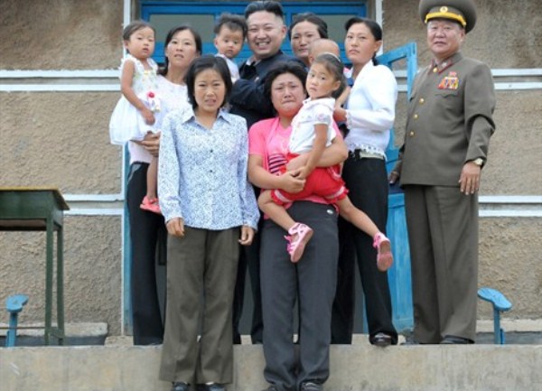 kim jong un sa stanovnicama pjongjanga