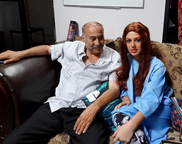 Nakoula Basseley Nakoula a.k.a. Sam Bacile s glumicom u filmu 'Nevisnost muslimana' Nakoula Basseley Nakoula a.k.a. Sam Bacile s glumicom u filmu 'Nevisnost muslimana'