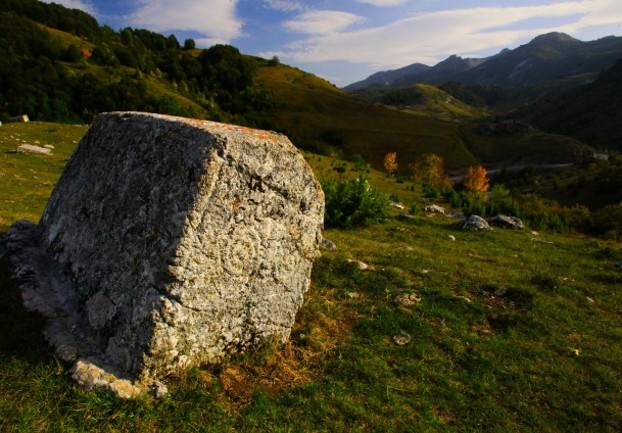 Jesen na Bjela&scaron;nici - stećak/ Foto: Anadolija