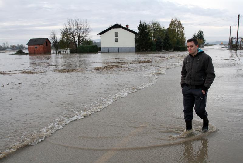 Voda &scaron;iklja 20 metara u zrak i ide prema selu