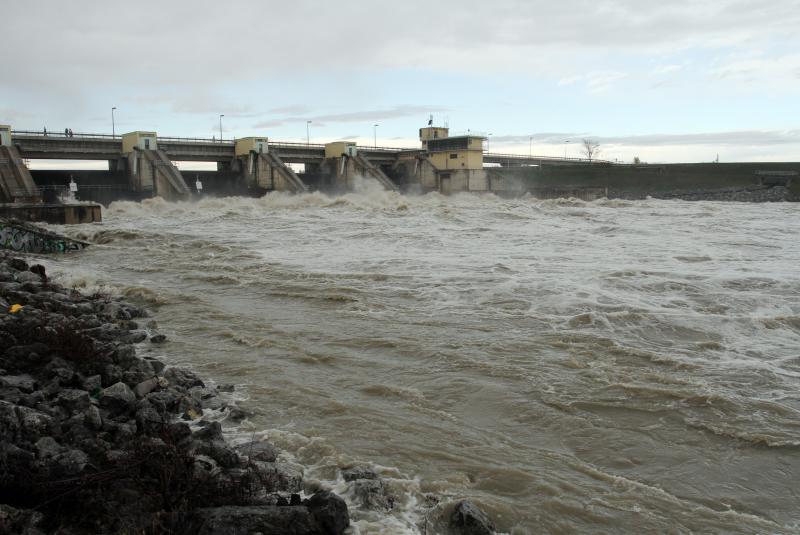Voda &scaron;iklja 20 metara u zrak i ide prema selu