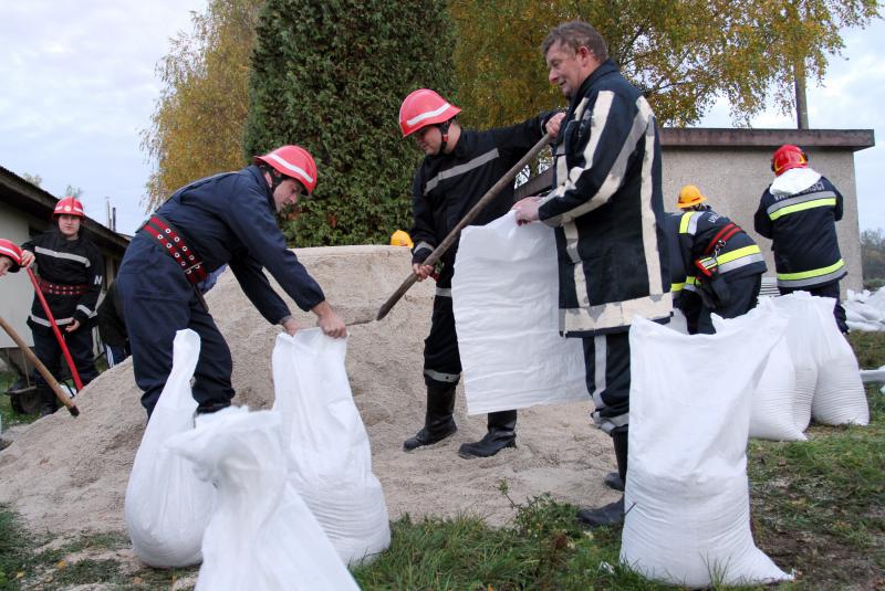 Voda &scaron;iklja 20 metara u zrak i ide prema selu